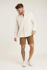 Camisa de lino color crudo, de manga larga y corte clásico.