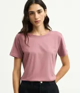 Remera básica de manga corta y cuello redondo, confeccionada en algodón suave y resistente.