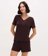 Pijama corto Lov de color marrón oscuro, confeccionado en viscolycra. Consta de una blusa de manga corta con escote en V decorado con encaje y un short con cintura elástica.