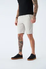 Bermuda tipo chino de corte clásico, confeccionada en una mezcla de lino y algodón. Presenta cierre de cremallera y botón, bolsillos laterales y traseros, y trabillas para cinturón.