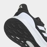 Championes de running Adidas Ultrarun 5, color negro con detalles en blanco. Presentan un empeine de malla transpirable, tres franjas laterales blancas icónicas, mediasuela gruesa con amortiguación Cloudfoam y suela Adiwear.