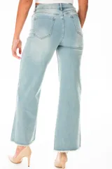 Pantalón de jean celeste de corte recto con terminaciones desflecadas.