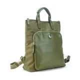 Mochila convertible en cartera de mano, confeccionada en una combinación de nylon y cuero sintético. Presenta un compartimento principal con cierre superior, un bolsillo frontal amplio con cierre y herrajes metálicos. Incluye correas desmontables y ajustables.