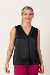Blusa negra de satén con cuello en V y tablón delantero.