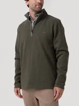 Buzo de hombre color verde oliva, tejido de punto, con cuello alto y cierre frontal parcial con cremallera gris.