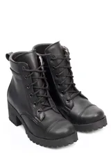 Borcego acordonado color marrón de cuero con suela beige y taco cuadrado.