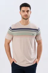 Remera de algodón para hombre, de color beige con diseño de franjas horizontales en tonos verde, azul marino y rosado en la parte superior del pecho.