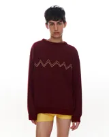 Sweater color borgoña con bordado de líneas en zigzag color dorado en el pecho. Tejido de lana, algodón y viscosa, con terminaciones de cuello y puños a mano.