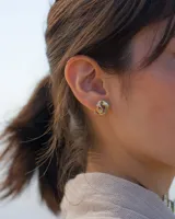 Aros abridores dorados de diseño amorfo y orgánico, hechos a mano en metal noble, con pernos y cierres de plata 925. Se venden en par con piezas asimétricas de distinto tamaño.