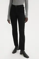 Pantalón de jean negro de corte recto, tiro alto y calce ajustado.