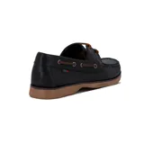 Zapato náutico acordonado de cuero color marrón con detalles en marrón oscuro y suela de goma color caramelo.