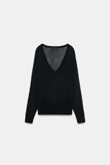 Jersey de punto negro con escote en V pronunciado, mangas largas con sisa caída y puños y dobladillo acanalados.