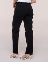Pantalón blanco marca Ruby Rd. de gabardina elastizada, con pretina ancha elastizada, bolsillos delanteros simulados y bolsillos traseros aplicados.