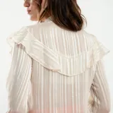 Camisa color crema con rayas verticales, cuello mao y volados en el frente.