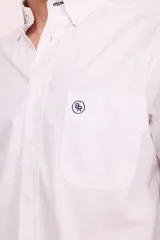 Camisa blanca de vestir, corte clásico, con cuello abotonado y bolsillo en el pecho.