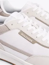 Zapatillas Tommy Hilfiger Classics de hombre, color blanco con detalles en gris y suela color caramelo. Confeccionadas en piel con interior de poliéster y suela de EVA dentada.