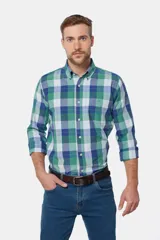 Camisa de manga larga con diseño de cuadros en tonos de verde, azul y blanco, con cuello abotonado y cierre frontal de botones.