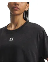 Remera corta Under Armour de corte boxy y estilo lavado, con mangas cortas, cuello redondo y el logo de la marca estampado en el centro del pecho.
