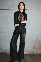 Pantalon de cuero ovino con corte oxford, tiro medio y estilo jeanero. Cuenta con cierre y boton metalico frontal, ademas de bolsillos delanteros y traseros.
