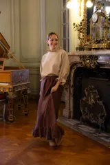 Falda larga de lino color chocolate, de corte amplio con volado en el ruedo que aporta movimiento y caída liviana.