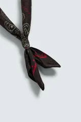 Bandana cuadrada de algodón con estampado paisley clásico en tonos azules.