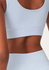 Top deportivo de tejido acanalado sin costuras, con escote redondo y diseño ajustado al cuerpo.