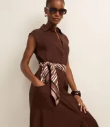 Vestido chemise de manga corta color azul marino, con cuello camisero, botonadura frontal y corte midi.