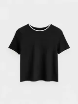 Remera tejida de manga corta con cuello redondo, diseño de calce recto y terminaciones en contraste de color blanco en cuello, mangas y ruedo.