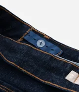 Pantalón de jean corte recto, color azul oscuro, con cintura fija, trabillas para cinturón, bolsillos funcionales y cierre frontal con botón y cremallera.