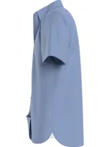 Camisa de manga corta confeccionada en tejido oxford de algodón con elastano. Presenta cuello con botones, cierre frontal con botones y logo de la marca bordado en el pecho.