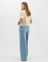 Jegging de denim azul oscuro con silueta estilo palazzo, tiro alto y pierna amplia, con pretina ancha elástica y sin bolsillos frontales.