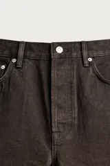 Jeans straight fit de corte recto y tiro medio, confeccionados en denim de algodón con efecto lavado en color marrón oscuro, con diseño clásico de cinco bolsillos y cierre frontal con botonadura.
