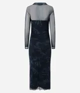 Vestido midi ajustado de tul con estampa floral, cuello redondo, mangas largas y transparencia sutil, incluye forro interior.