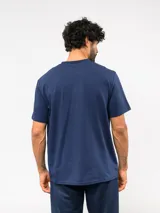 Remera de manga corta color azul marino, con logo de Umbro estampado en el frente en color blanco. Confeccionada en tejido suave y elástico.