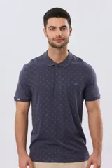 Remera polo de manga corta en color azul marino, con estampado sutil de pequeños motivos geométricos, cuello camisero y cartera con tres botones.