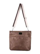 Bandolera de diseño clásico en material simil cuero color marrón con acabado texturizado. Cuenta con bolsillo frontal, cierre principal metálico, portallaves interior y correa ajustable bicolor.