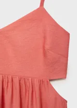 Vestido midi de color salmón con diseño evasé, cuello de pico y tirantes finos ajustables. Presenta detalle cut-out en los laterales y goma elástica en la parte posterior.