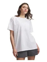 Remera de manga corta Under Armour, confeccionada en una mezcla suave de algodón y poliéster. Presenta un diseño holgado con hombros caídos, cuello acanalado y un gráfico de letras sutil en el frente.