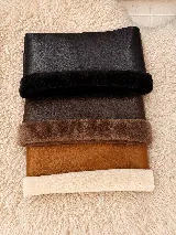 Cuello de cuero sintético con interior de corderito sintético, ideal para abrigarse del frío con estilo.