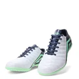 Championes de fútbol Umbro modelo Nexus TF, color blanco con detalles en azul marino y verde menta. Presentan un diseño acolchado en la parte superior y suela multitaco diseñada para césped sintético.