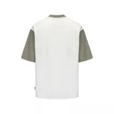 Remera Hurley de corte boxy, con cuerpo en color negro y mangas en color verde militar. Presenta un bolsillo frontal en el pecho en tono verde con etiqueta de la marca y cuello redondo.