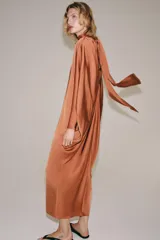 Vestido tipo túnica de viscosa color terracota, con cuello redondo, mangas largas amplias y diseño midi.