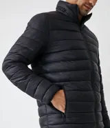 Campera ultraliviana de poliamida color gris claro, con cuello alto y cierre delantero.