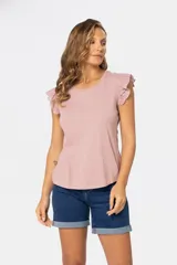 Remera lisa de color rosado con cuello redondo y mangas cortas con detalles de volados en broderie.
