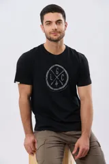 Remera de manga corta con estampa central tono sobre tono de inspiración vintage, cuello redondo y corte clásico.