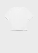 Camiseta blanca de algodón con diseño calado geométrico, corte recto y mangas cortas.