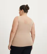 Musculosa de poliamida blanca, de corte ajustado, con escote en U y tirantes anchos.