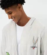 Bata de baño larga para hombre, confeccionada en plush con interior de felpa. Presenta diseño recto con capucha, cierre frontal mediante faja para atar, mangas largas y bolsillos delanteros. Incluye bordados de Bugs Bunny y una zanahoria.