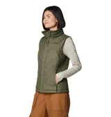 Chaleco acolchado Columbia color verde oliva, con tecnología termorreflectante Omni-Heat y tratamiento repelente Omni-Shield. Presenta cierre frontal de dos vías, bolsillos laterales con cremallera, bolsillo interior de seguridad y cuello forrado en felpa.