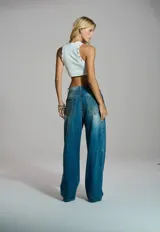 Pantalón wide leg de mezclilla azul con sobrefalda incorporada y diseño de tiro bajo.